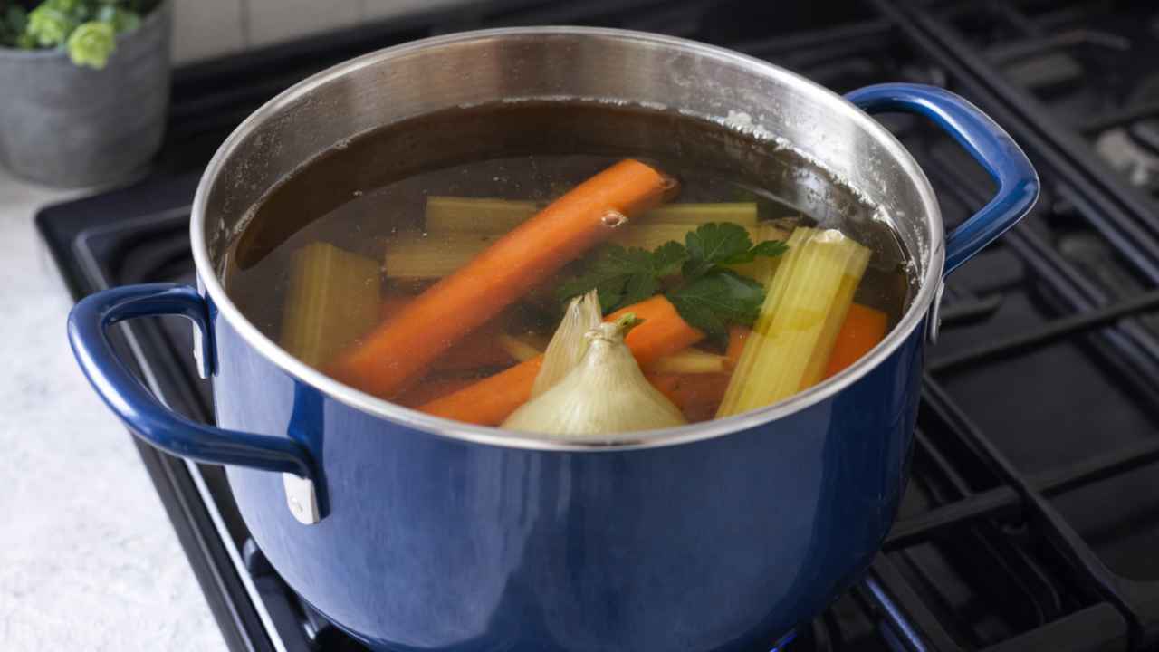 Brodo vegetale ricetta facile - RicettaSprint