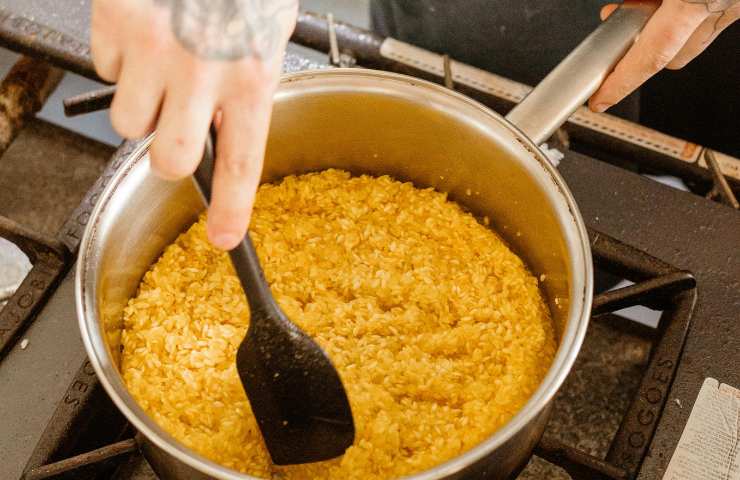 Preparazione di un risotto in una casseruola