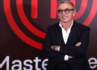 Bruno Barbieri, il grande chef consiglia: “Se al ristorante ti preparano questo piatto vai via” Bruno Barbieri in posa mentre sorride