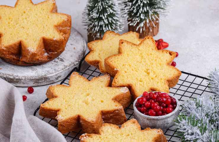 Fette di pandoro su tavola natalizia