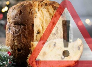 Panettone tagliato e un segnale di pericolo