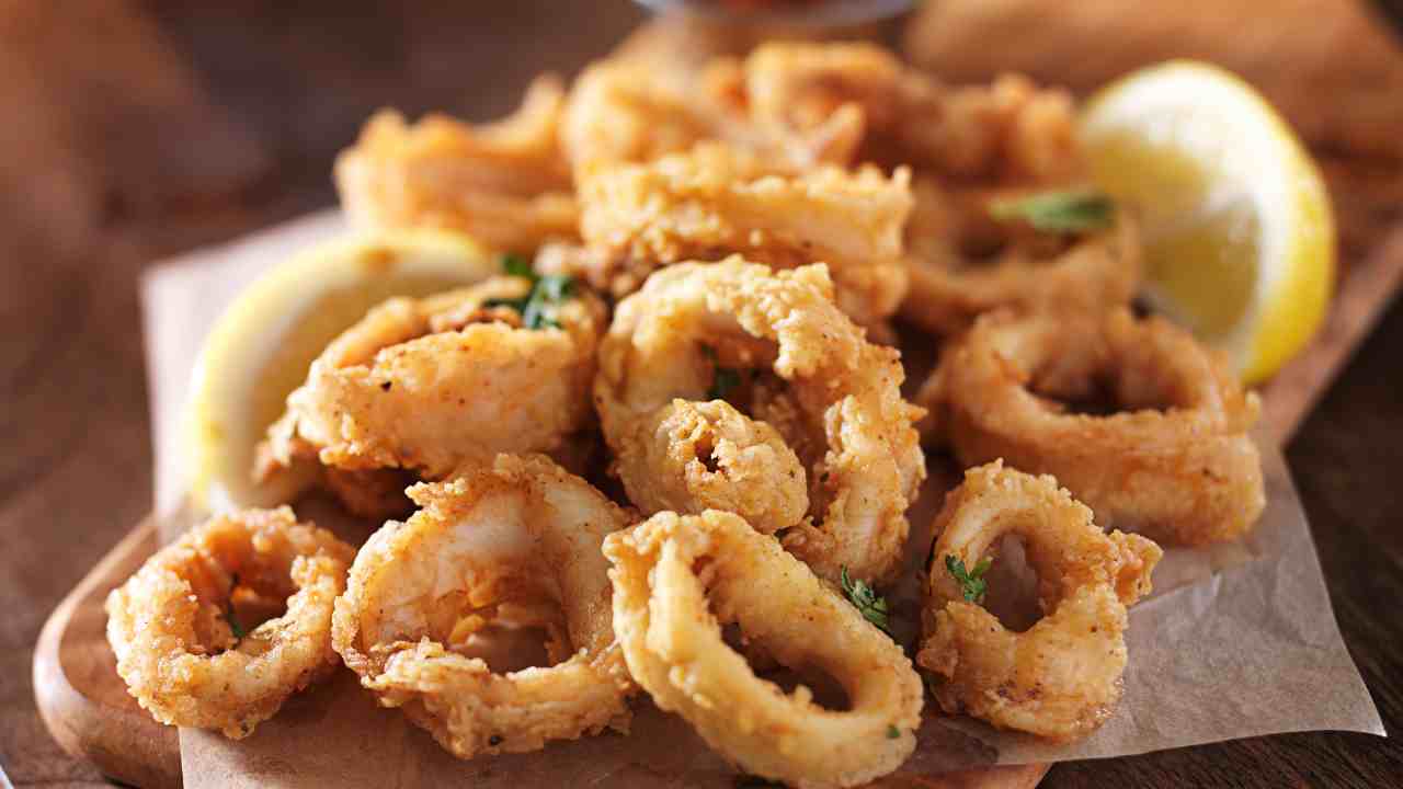Calamari fritti in friggitrice ad aria - Ricettasprint.it