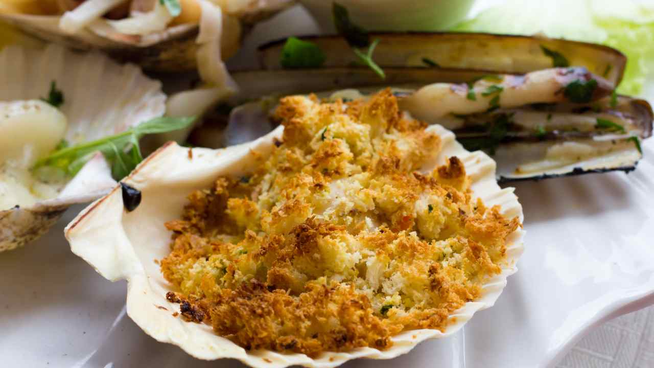 Capesante gratinate in salsa