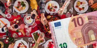 Capodanno low cost: 5 trucchi per battere i prezzi folli del 2025 Tavola imbandita per Capodanno ed una banconota da 10 euro