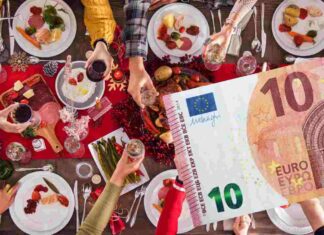 Tavola imbandita per Capodanno ed una banconota da 10 euro