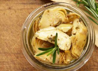 I carciofini sott’olio trasformano ogni antipasto di Natale in un capolavoro, una conserva dal sapore unico Carciofini sott'olio - Ricettasprint.it