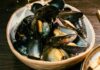 Cozze per il pranzo di Natale: ecco come vanno pulire e conservate, i segreti dei pescatori