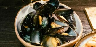 Cozze per il pranzo di Natale: ecco come vanno pulire e conservate, i segreti dei pescatori
