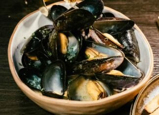 Cozze per il pranzo di Natale: ecco come vanno pulire e conservate, i segreti dei pescatori