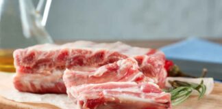 Per delle costine di maiale morbide e succose che si sciolgono in bocca, ecco come marinarle alla perfezione Come marinare le costine di maiale - Ricettasprint.it