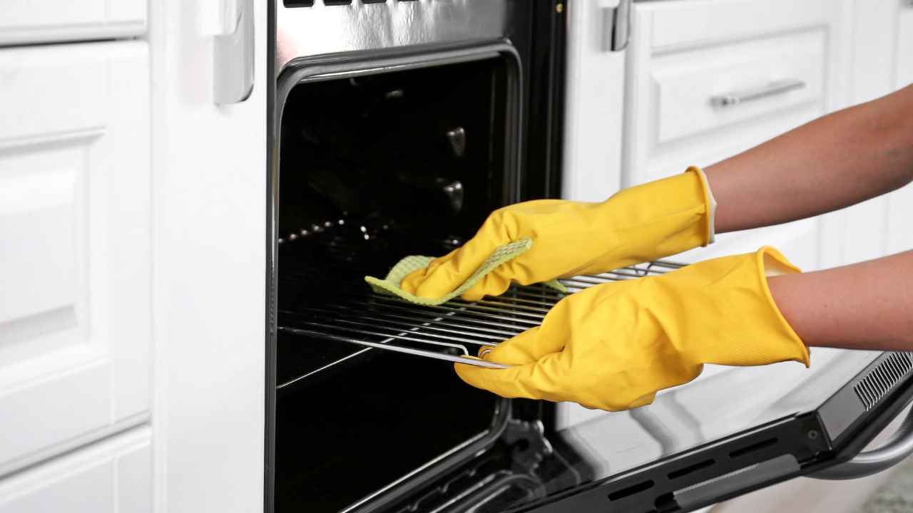 Come sgrassare il forno prima di Natale - RicettaSprint