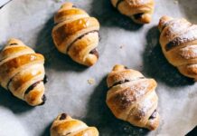 Ho già prona la colazione di Santo Stefano, i cornetti a casa li faccio io e mi costano meno di 5 euro Cornetti al cioccolato di Santo Stefano - RicettaSprint