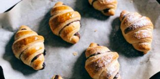 Ho già prona la colazione di Santo Stefano, i cornetti a casa li faccio io e mi costano meno di 5 euro Cornetti al cioccolato di Santo Stefano - RicettaSprint