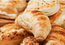 Non sono quelli della pasticceria, ma molto più buoni: questi cornetti salati fatti a mano spaccano Cornetti salati