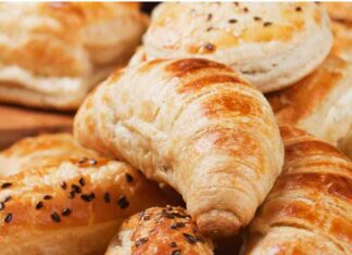 Non sono quelli della pasticceria, ma molto più buoni: questi cornetti salati fatti a mano spaccano Cornetti salati