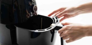 Friggitrice ad aria come togliere la puzza di pesce? Ti basta mettere questo nel cestello Friggitrice ad aria come pulirla - RicettaSprint