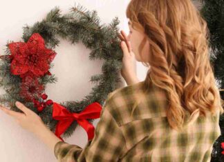 Non hai ancora la ghirlanda di Natale fuori porta? Non spendere soldi inutili ti dico come risolvere Ghirlanda Natale fuori porta - Ricettasprint.it