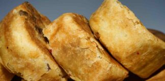 Girelle di pasta sfoglia con peperoni e prosciutto cotto - Ricettasprint.it