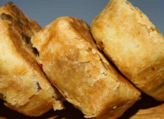 Girelle di pasta sfoglia con peperoni e prosciutto cotto - Ricettasprint.it