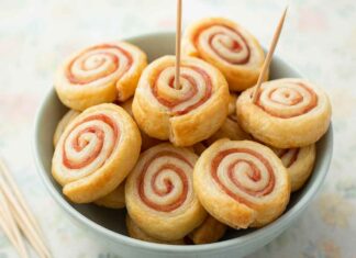 Girelle pasta sfoglia ripiene che fa te ne privi a Natale? Provale con questa ricetta Girelle di pasta sfoglia di Natale - RicettaSprint