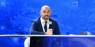 Influenza K, l’allarme di Bassetti: “Colpisce duro, ecco il sintomo che non devi ignorare” Il dottor Matteo Bassetti con un microfono in mano