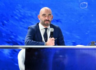 Il dottor Matteo Bassetti con un microfono in mano