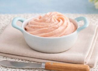 Mousse al prosciutto sui crostini a Natale, si scioglie davvero come burro quando l’assaggi Mousse al prosciutto sul pane - RicettaSprint