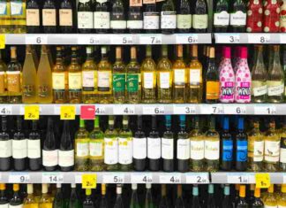 Vini esposti in vendita in un supermercato