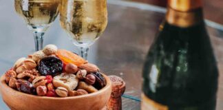 Calici con Prosecco e frutta secca su un tavolo