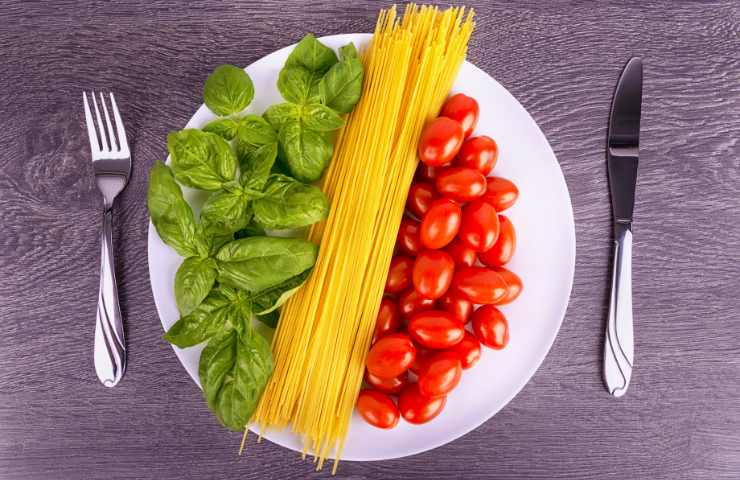 Ingredienti della cucina italiana in un piatto