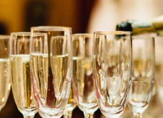 Prosecco versato in calici