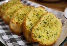 Pane di Natale, ci metto sempre questa crema sopra e finisce sempre durante l’aperitivo Pane all'aglio per Natale - RicettaSprint