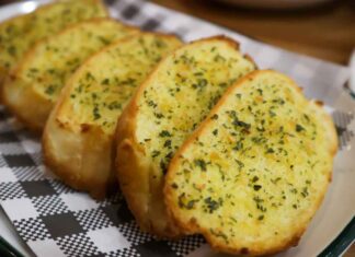 Pane di Natale, ci metto sempre questa crema sopra e finisce sempre durante l’aperitivo Pane all'aglio per Natale - RicettaSprint