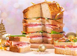 Panettone gastronomico affettato su un tavolo