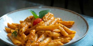 Con della crema ai pomodorini ci condisco la pasta e risolvo il pranzo di santo Stefano, 10 minuti stimati di orologio Pasta al pomodorino cremosa Ricettasprint.it