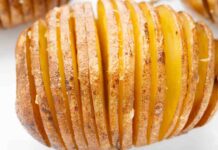 Accendo il forno, infilo la teglia e poi me la godo: la patate a fisarmonica sono uno spettacolo Patate a fisarmonica