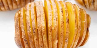 Accendo il forno, infilo la teglia e poi me la godo: la patate a fisarmonica sono uno spettacolo Patate a fisarmonica