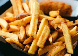 Patatine fritte, la ricetta perfetta per farle è solo queste: diventeranno un’opera d’arte Patatine fritte come renderle perfette - RicettaSprint