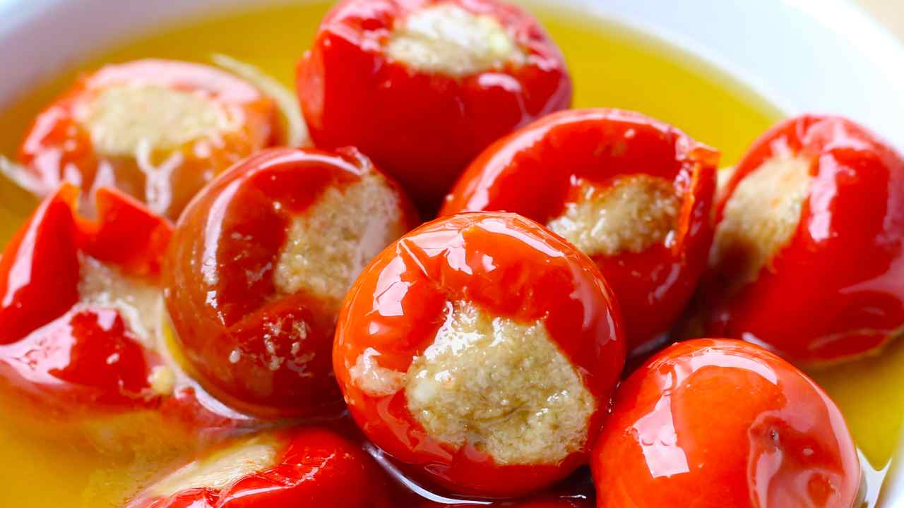 Peperoncini ripieni di tonno sott’olio