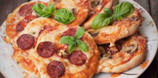 Pizzette del panificio, quelle belle e buone che ti sporcano le mano di olio! Pizzette del panificio quelle ti lasciano le mani unte di olio - RicettaSprint