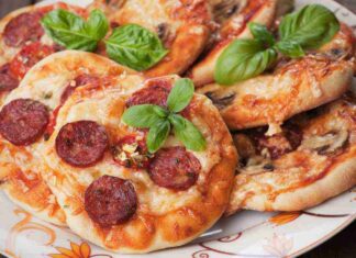 Pizzette del panificio, quelle belle e buone che ti sporcano le mano di olio! Pizzette del panificio quelle ti lasciano le mani unte di olio - RicettaSprint