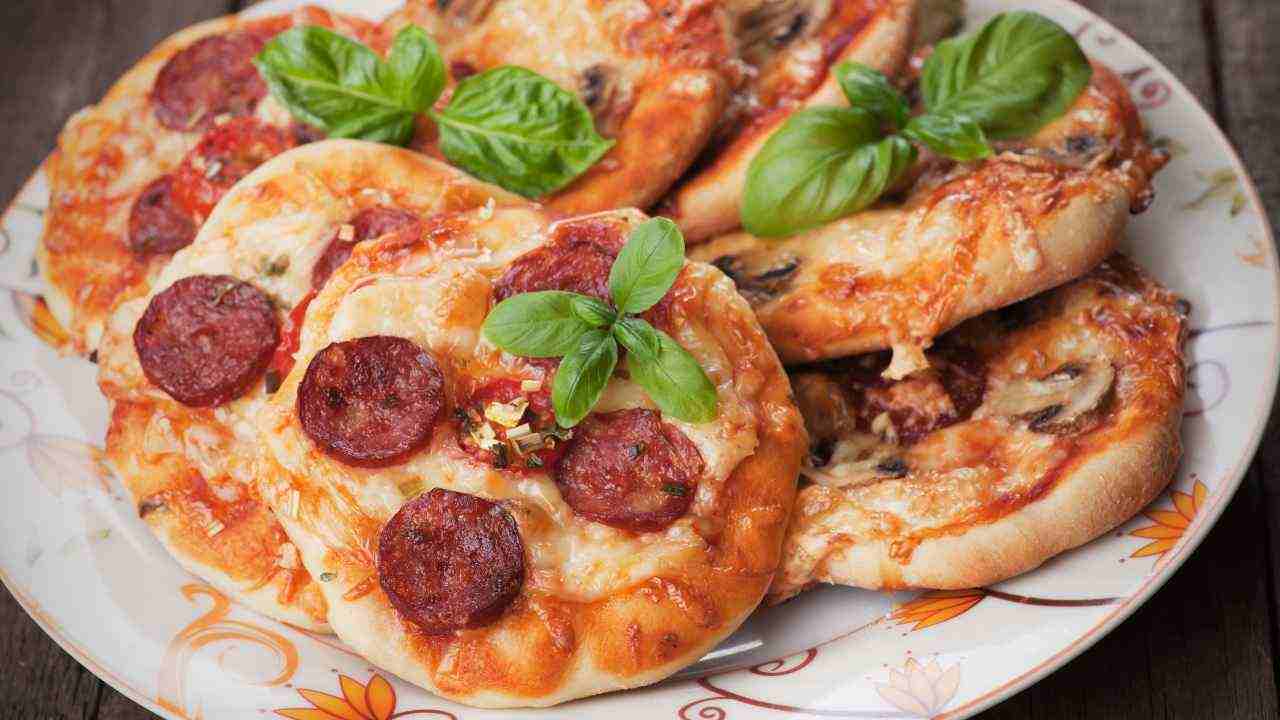 Pizzette del panificio quelle ti lasciano le mani unte di olio - RicettaSprint