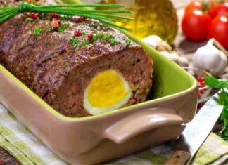 Il classico polpettone di Natale che tutti aspettano, scenografico, buono e pronto in poche mosse Polpettone di Natale ripieno uova sode - Ricettasprint.it