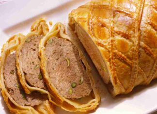 Il polpettone natalizio croccante fuori e morbido dentro, cosa può fare un semplice rotolo di pasta sfoglia Polpettone natalizio nella pasta sfoglia - Ricettasprint.it