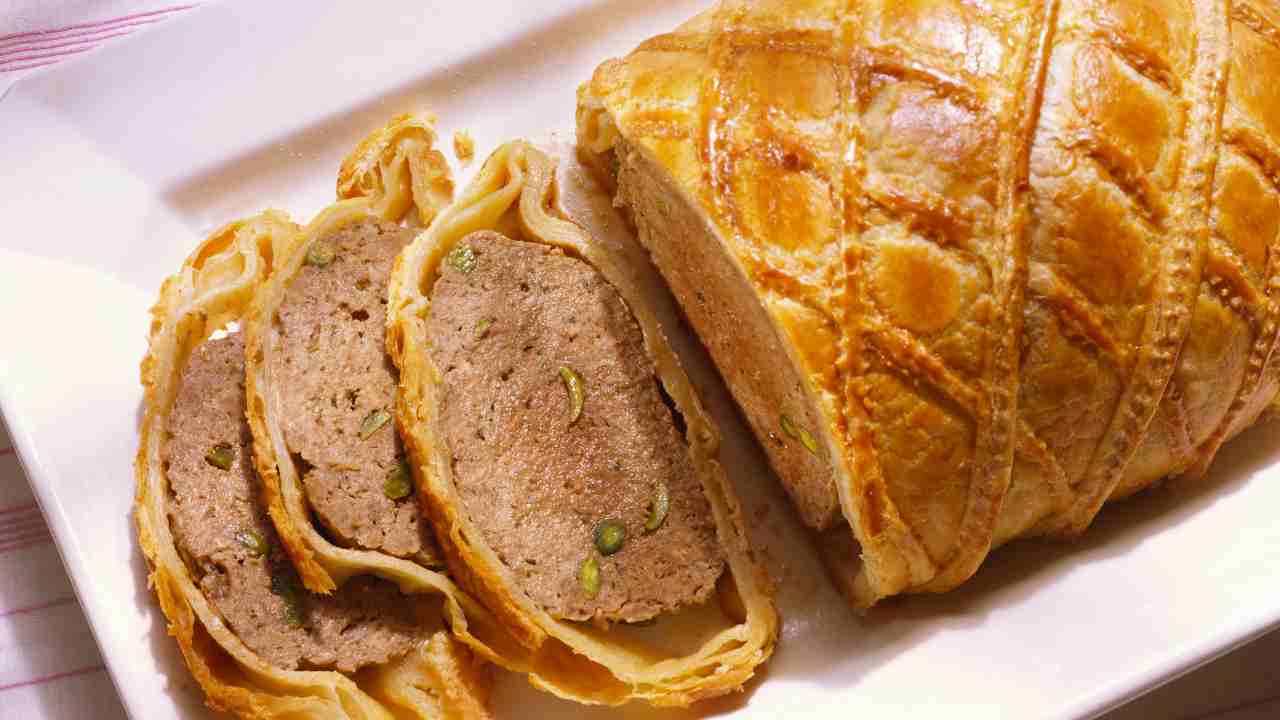 Polpettone natalizio nella pasta sfoglia - Ricettasprint.it