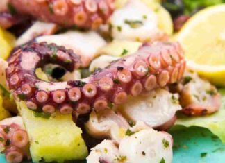 Un grande classico della cucina tradizionale mediterranea, il polpo all’insalata, il re delle feste natalizie Polpo all'insalata Ricettasprint.it