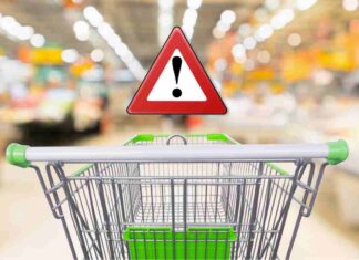 Richiamo urgente, quello che hai nel carrello potrebbe essere pericoloso: scopri se ti riguarda Carrello della spesa e segnale di pericolo