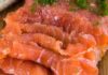 Sulla tavola della vigilia, mai mancare il salmone marinato. Va a ruba e non basta mai
