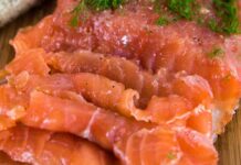 Sulla tavola della vigilia, mai mancare il salmone marinato. Va a ruba e non basta mai