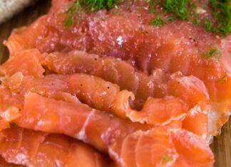 Sulla tavola della vigilia, mai mancare il salmone marinato. Va a ruba e non basta mai